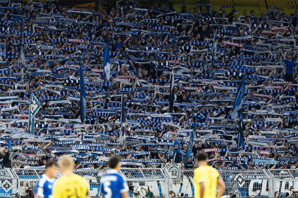Die Fans des HSV feuern ihre Mannschaft an.Fabian Strauch/dpa
