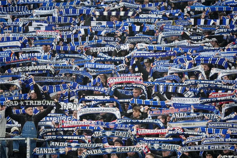 Die Fans des Hamburger SV vor dem Derby gegen Werder Bremen. (Archiv)Marcus Brandt/dpa