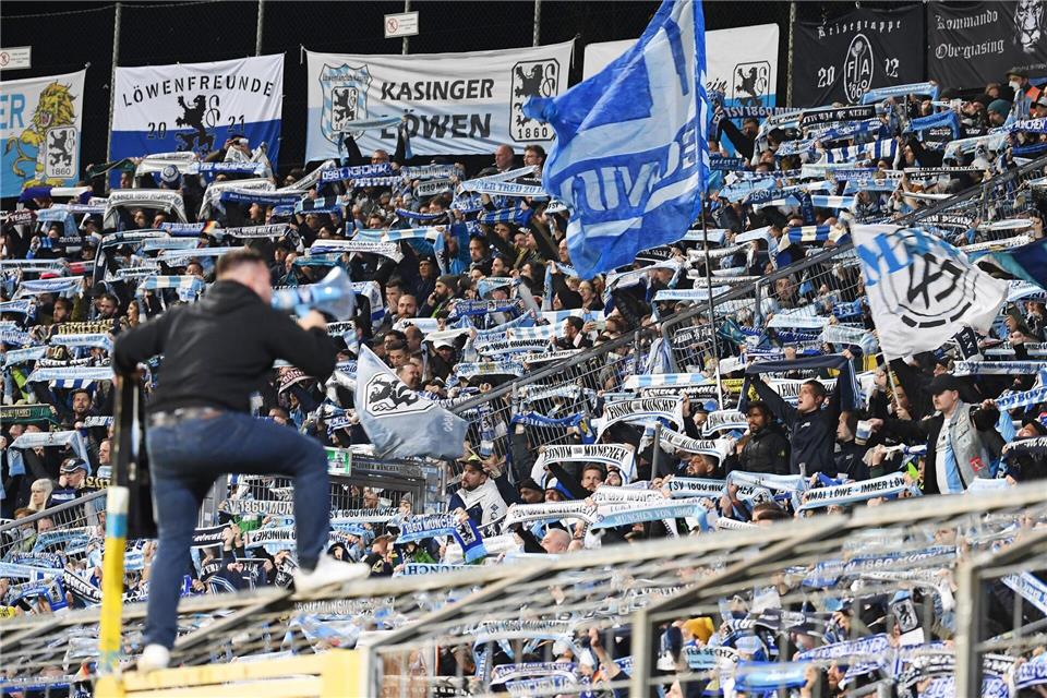 Die Fans des TSV 1860 München trauern. (Archivbild)Angelika Warmuth/dpa