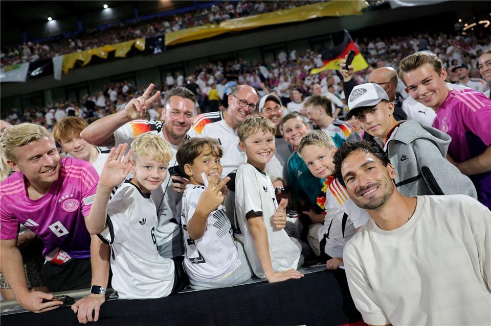 Die Fans feierten Hummels bei seinem Abschied in Köln. Rolf Vennenbernd/dpa
