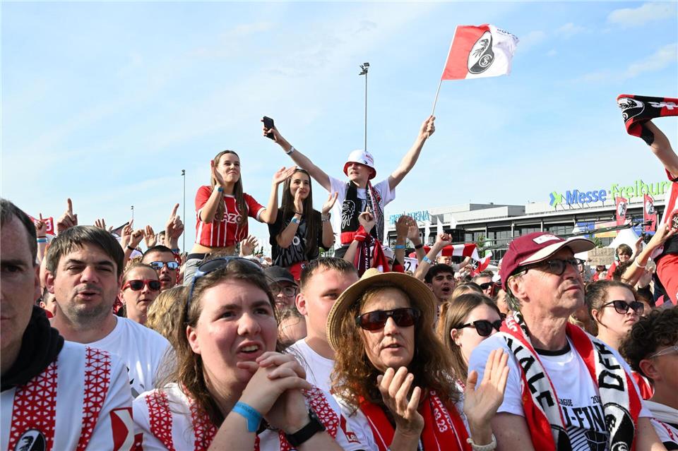 Die Fans feierten den Sport-Club trotz der Final-Niederlage ausgiebig.Bernd Weißbrod/dpa