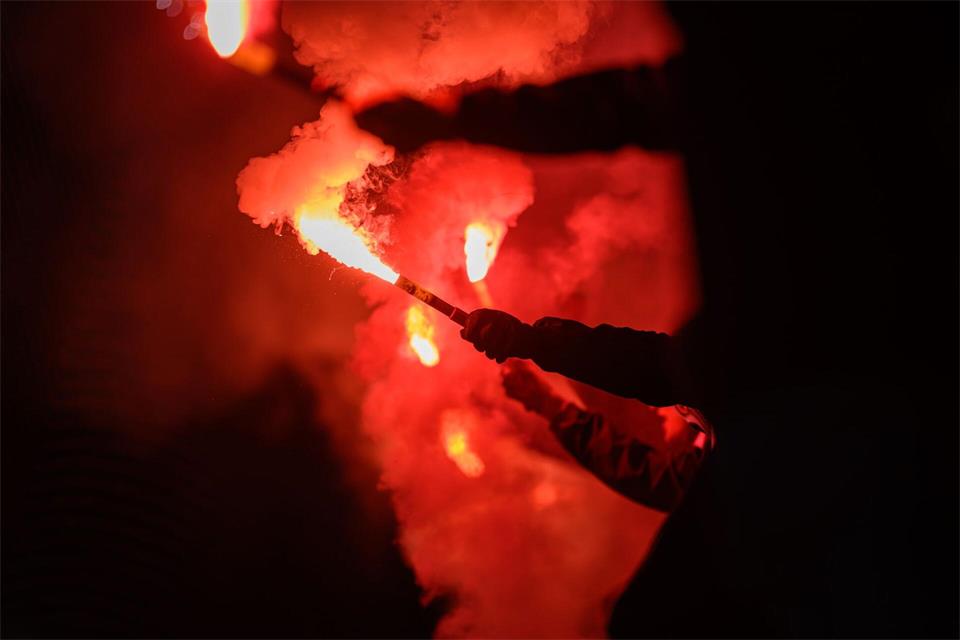 Die Fans hatten Bengalos und Feuerwerk dabei. (Symbolbild)Robert Michael/dpa