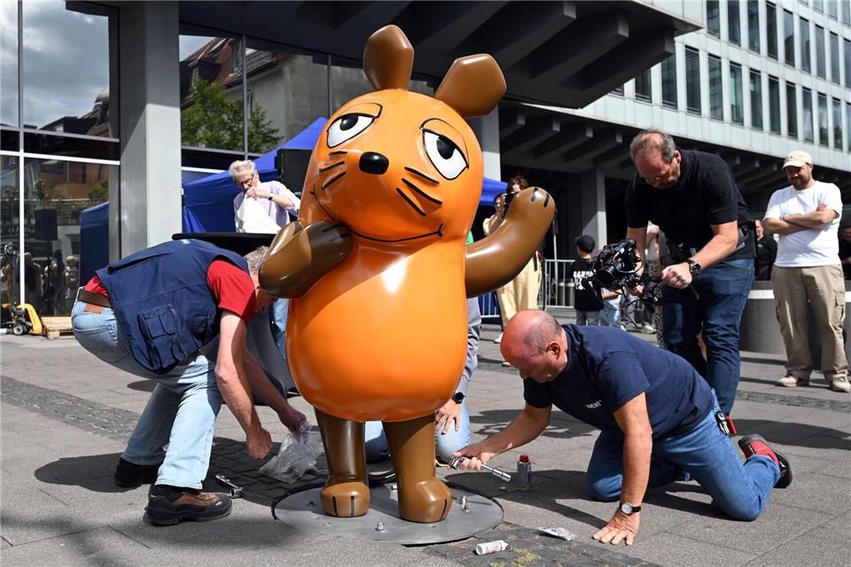 Die Fans hatten die Maus an der beschädigten Stelle mit vielen Pflastern beklebt - so konnte kein Regenwasser eindringen. Federico Gambarini/dpa
