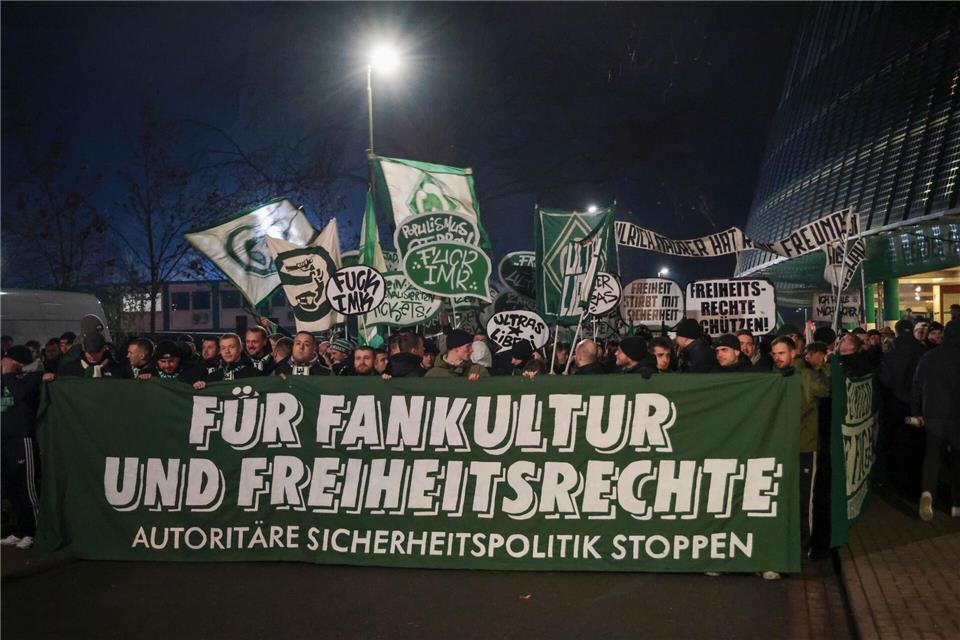 Die Fans hatten wochenlang protestiert. (Archivbild)Focke Strangmann/dpa