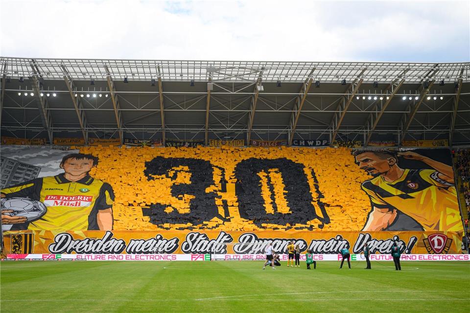 Die Fans im K-Block zeigen für Stefan Kutschke (Dynamo Dresden) zur Verabschiedung eine Choreographie.Robert Michael/dpa