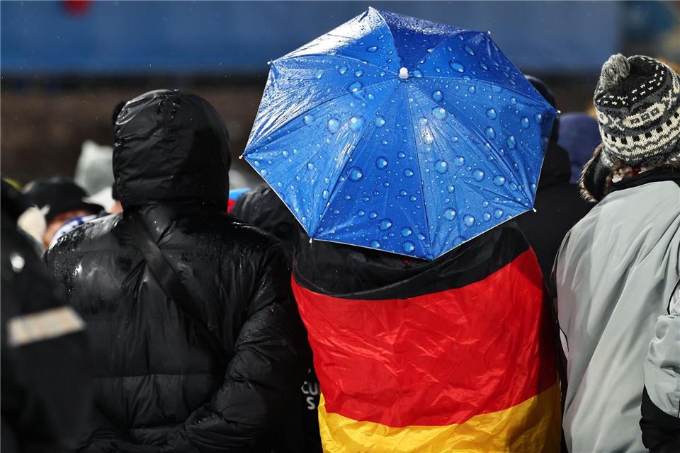 Die Fans ließen sich vom miesen Wetter nicht aufhalten.Daniel Karmann/dpa