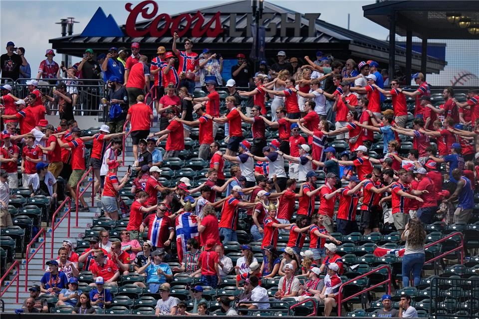 Die Fans machen eine Art Polonaise.Frank Franklin II/AP/dpa