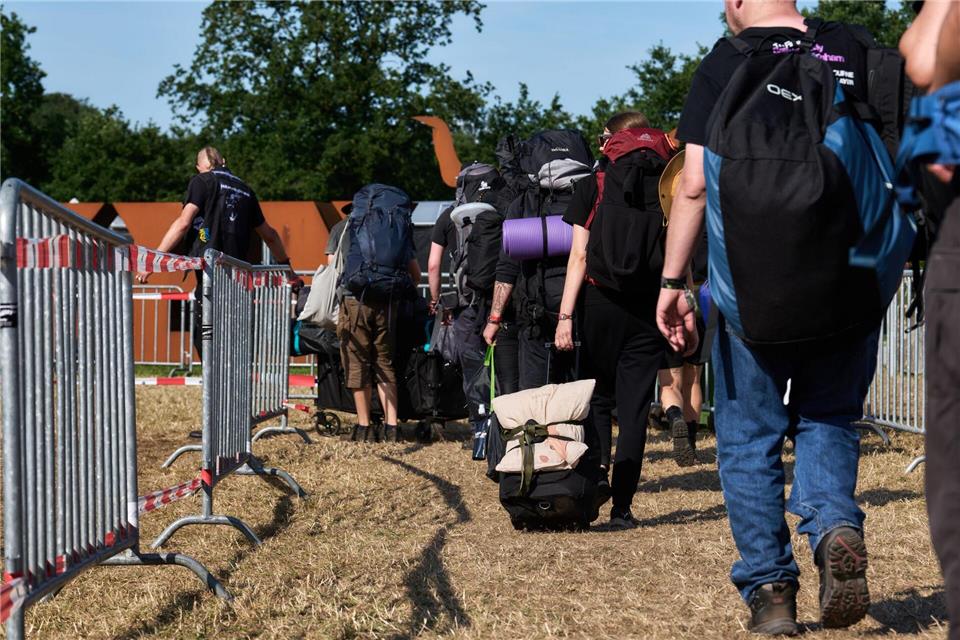 Die Fans machen sich auf den Weg nach Hause.Marcus Golejewski/dpa
