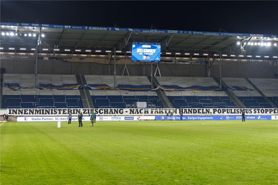 Die Fans protestieren.Andreas Gora/dpa