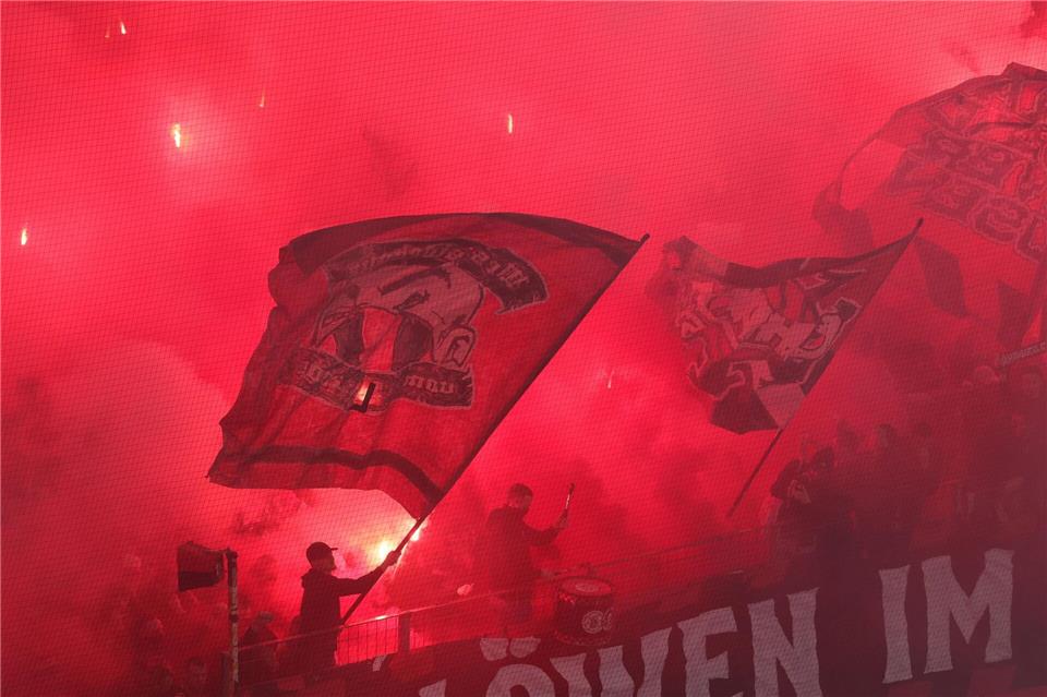 Die Fans sorgten für heiße Atmosphäre.Rolf Vennenbernd/dpa