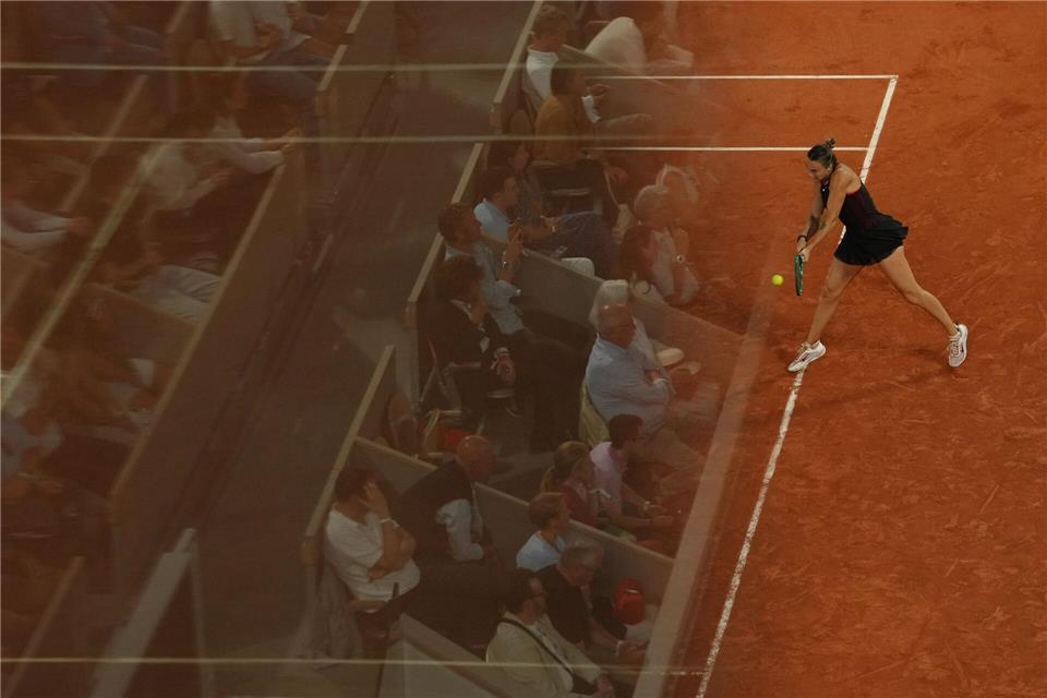Die Fans spiegeln sich in einer Glaswand bei den French Open, während Aryna Sabalenka eine Rückhand gegen Naomi Osaka spielt.Aurelien Morissard/AP/dpa