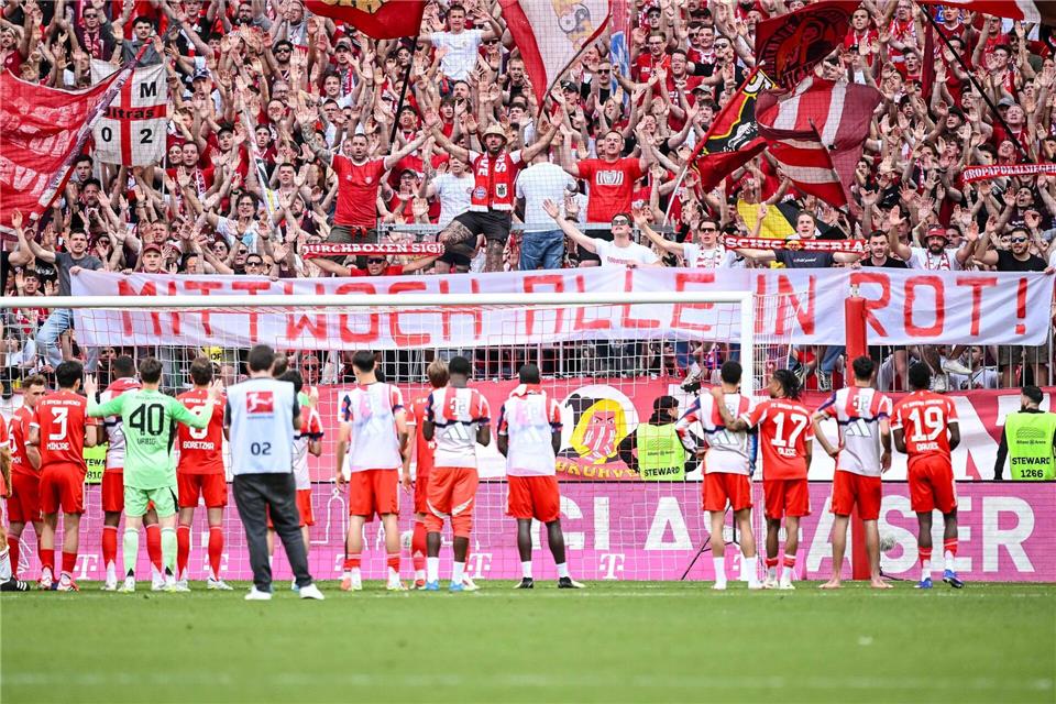 Die Fans stimmen die Bayern-Profis nach dem 3:3 gegen Heidenheim auf das Champions-League-Rückspiel gegen Paris ein.Harry Langer/dpa
