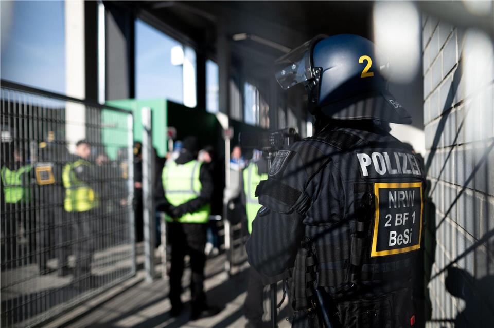 Die Fans stören sich oft auch an der Polizei-Präsenz. Fabian Strauch/dpa