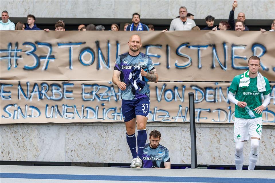 Die Fans verabschiedeten Toni Leistner mit vielen Plakaten.Andreas Gora/dpa