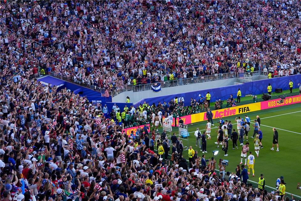 Die Fans verabschiedeten die Spieler mit großem Jubel.Jeff Chiu/AP/dpa