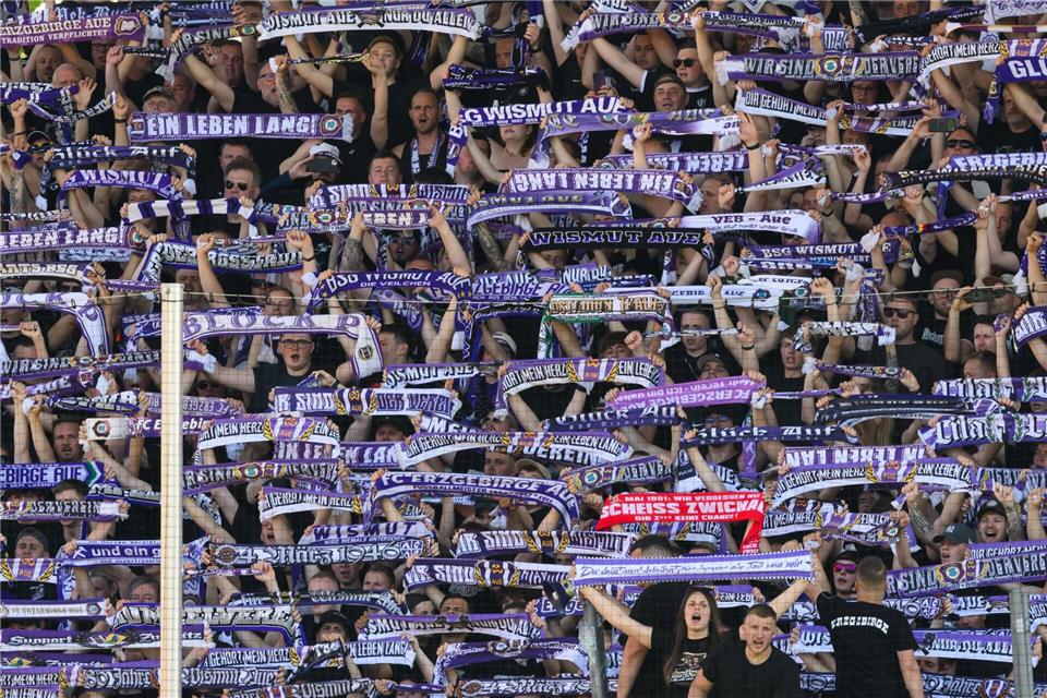 Die Fans von Aue können die Tickets in Berlin am Stadion kaufen. (Archivbild)Hendrik Schmidt/dpa