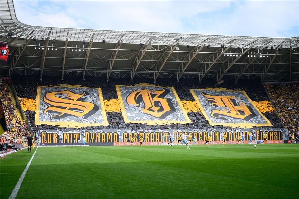 Die Fans von Dynamo Dresden zeigen im K-Block eine Choreographie.Robert Michael/dpa