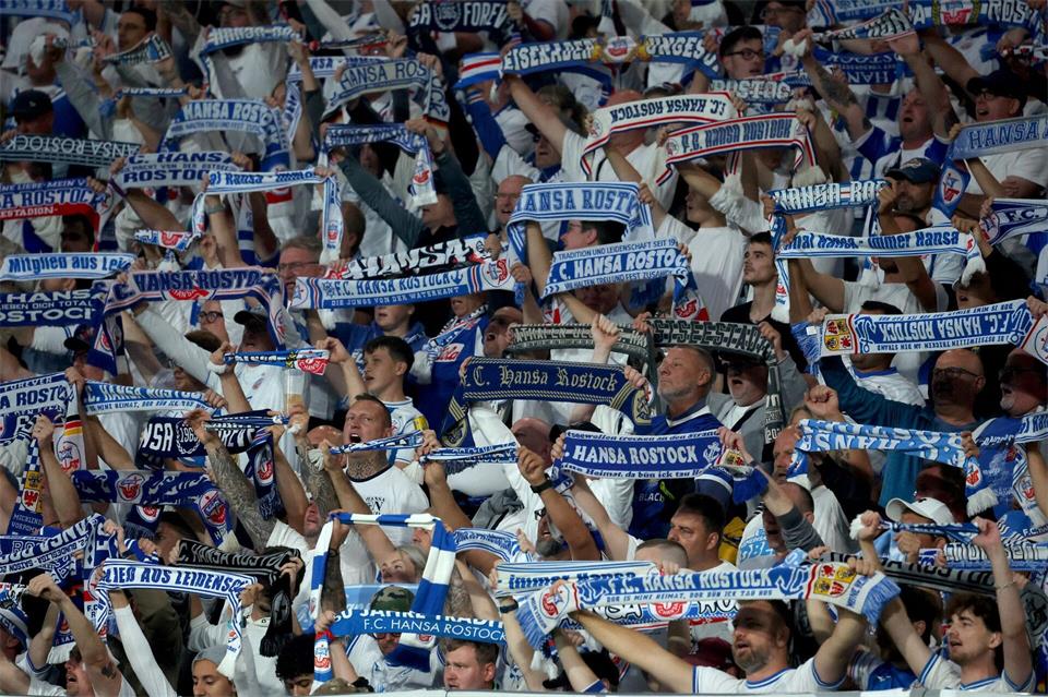 Die Fans von Hansa Rostock können einen neuen Spieler begrüßen. (Archivbild)Bernd Wüstneck/dpa