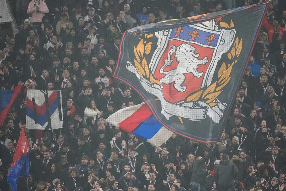 Die Fans von Olympique können aufatmen: Der Zwangsabstieg für Lyon ist vom Tisch. Michel Euler/AP/dpa