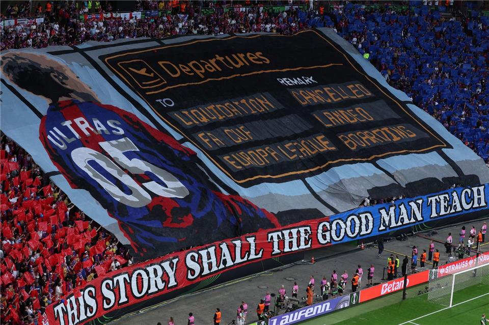 Die Fans von Palace zeigten eine Choreo vor dem Anpfiff.Jan Woitas/dpa
