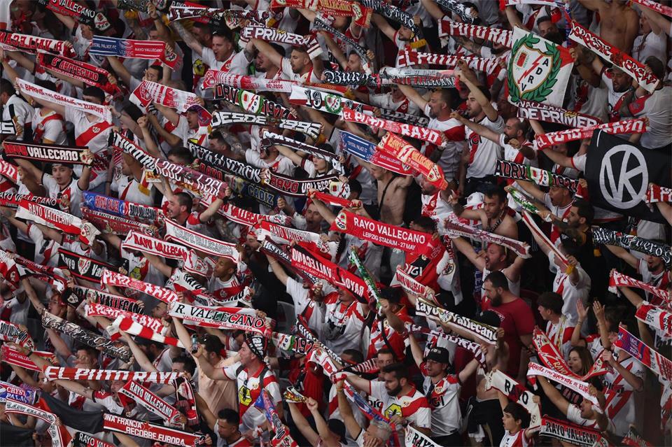 Die Fans von Rayo Vallecano haben für einen Spielabbruch gesorgt. (Archivbild)Jan Woitas/dpa