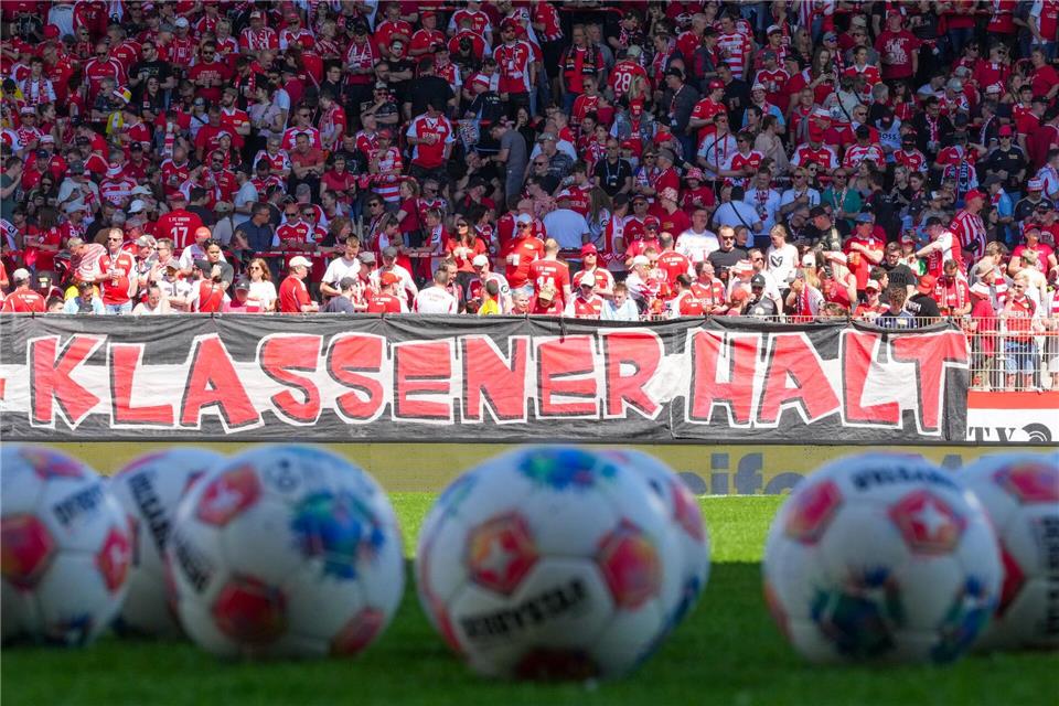 Die Fans von Union Berlin drücken auf einem Transparent ihre Hoffnung auf den Verbleib in der Fußball-Bundesliga aus. Soeren Stache/dpa