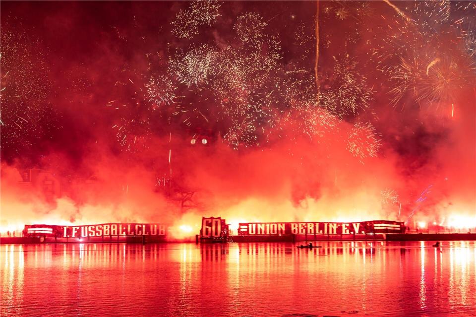 Die Fans von Union Berlin veranstalteten ein riesiges Feuerwerk zum Club-Geburtstag. Matthias Koch/dpa