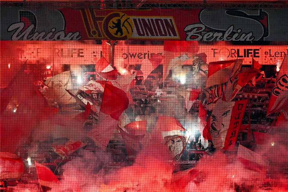 Die Fans von Union Berlin zünden zahlreiche Bengalos. Soeren Stache/dpa