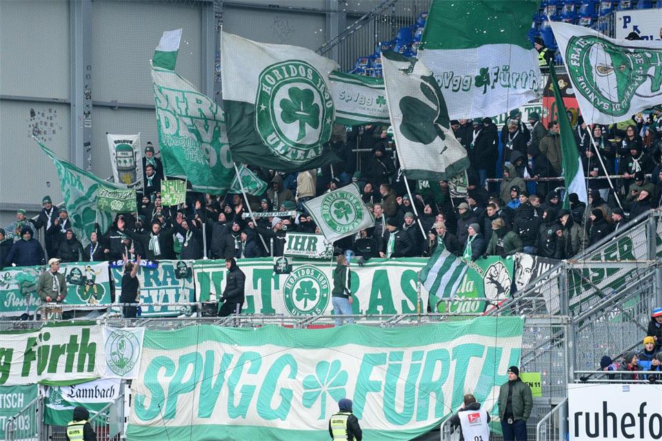 Die Fans wollen den alten Namen „SpVgg Fürth“ zurück und das „Greuther“ streichen. (Archivbild)Daniel Bockwoldt/dpa