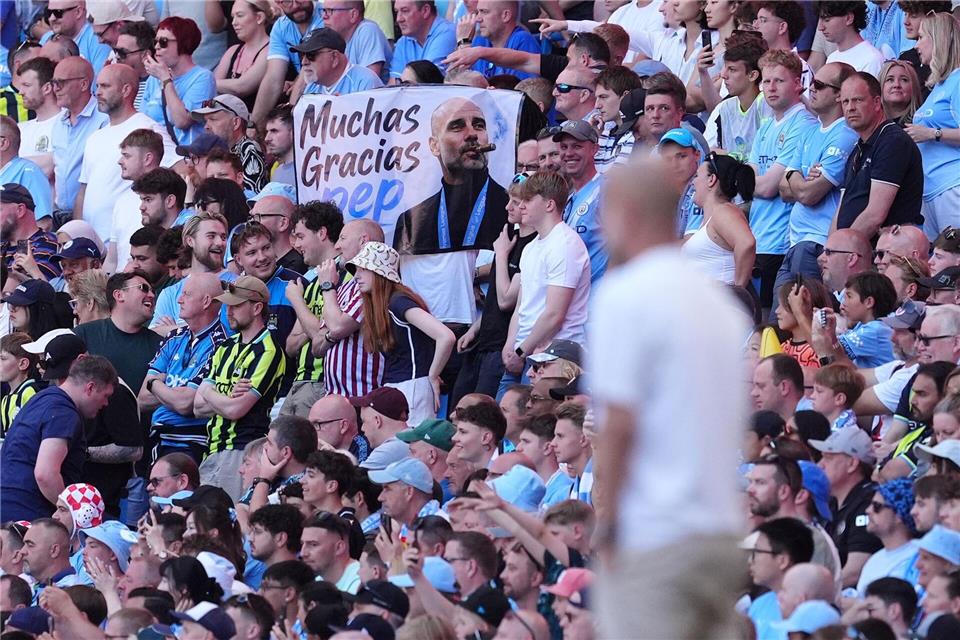 Die Fans würdigten ihren Erfolgscoach Pep Guardiola zum Abschied mit Transparenten.Martin Rickett/PA Wire/dpa