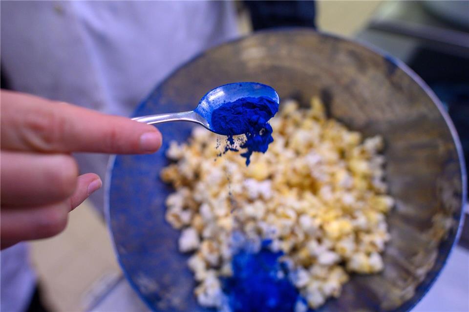 Die Farbe stammt von Mikroalgen. Klaus-Dietmar Gabbert/dpa