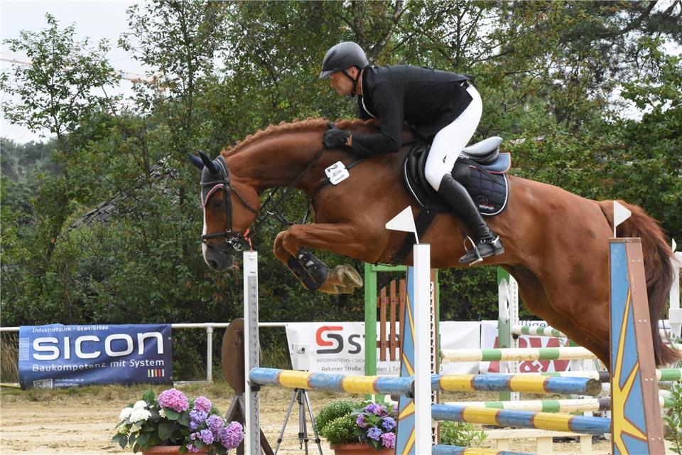 Ein gelungenes Turnier-Comeback  Die Farben des gastgebenden Reitvereins Velen vertrat am Wochenende unter anderem Hendrik Funke, der hier mit Christiano K im Parcours unterwegs ist.