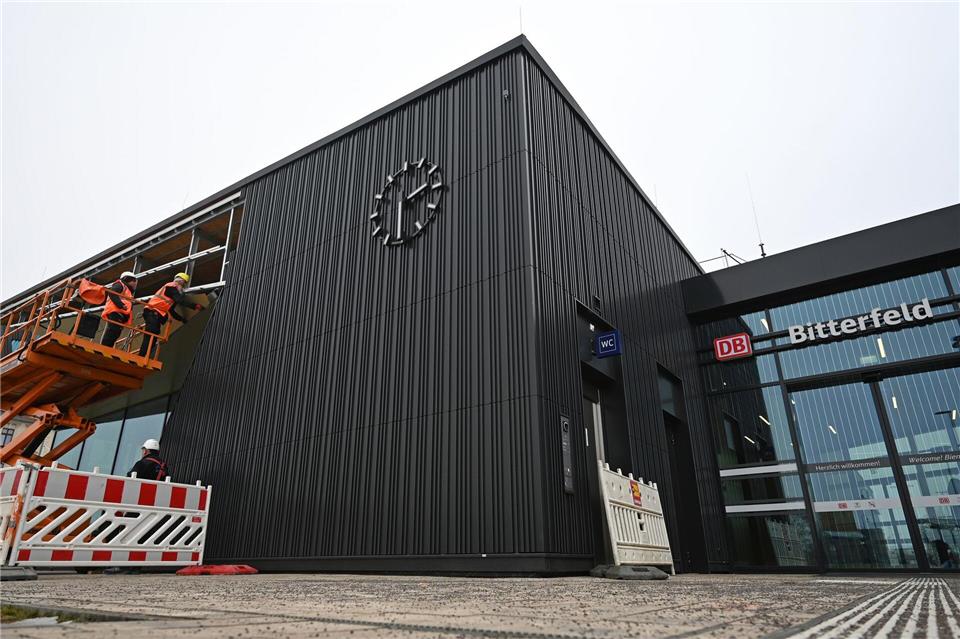 Die Fassade aus teils recyceltem Aluminium erinnert an Kohle und Bitterfelder Bernstein.David Hammersen/dpa