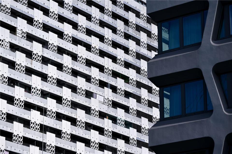 Die Fassade des 1969 eröffneten Arabellahauses, eines der größten Hochhäuser Bayerns. Die Generalsanierung soll den Bau freundlicher und offener machen. Sven Hoppe/dpa
