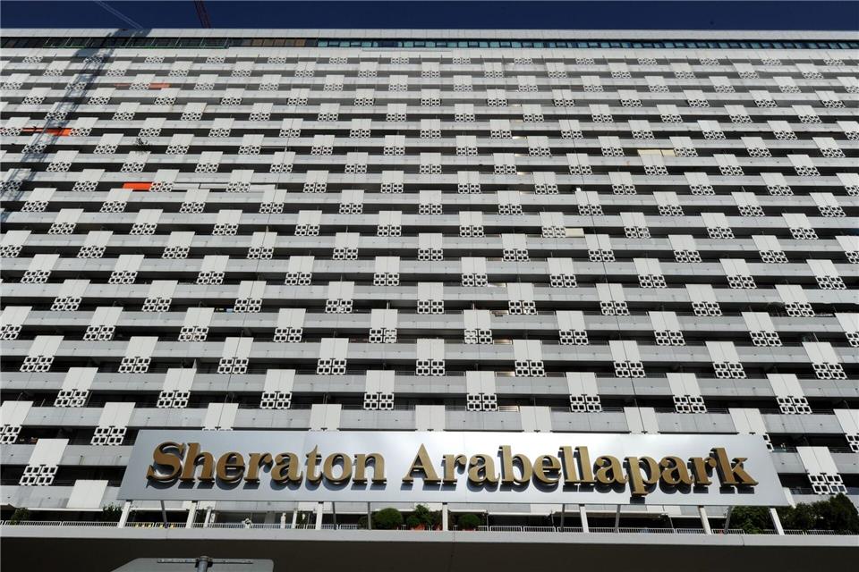 Die Fassade des Arabellahauses und der Eingang zum mittlerweile umbenannten Hotel in dem 73 Meter hohen Gebäude im Jahr 2013. Ab 2013 soll aufwändig saniert werden. (Archiv)Tobias Hase/dpa