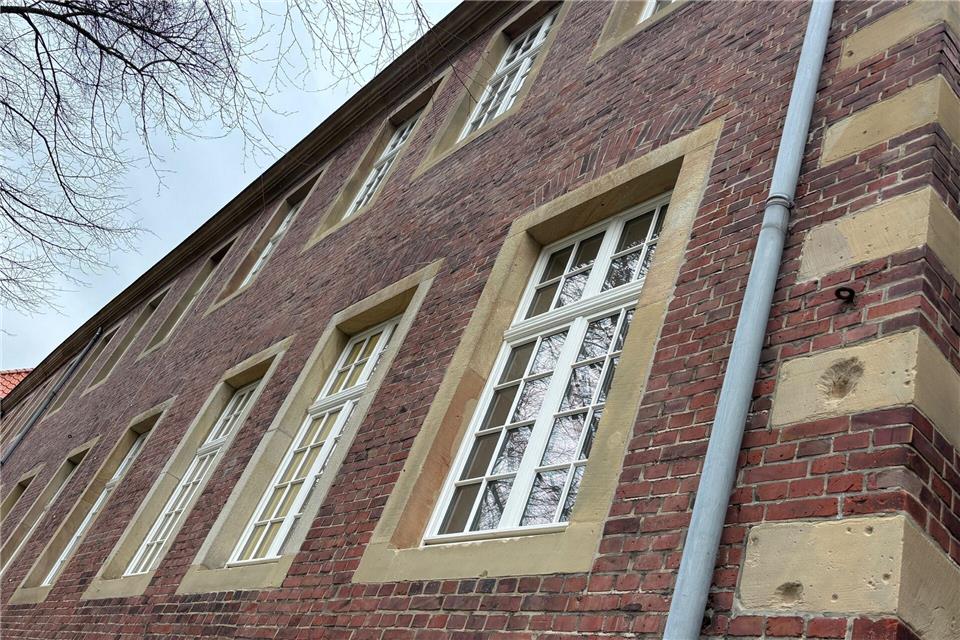 Die Fassade des alten Landratsamtes ist von Fachleuten saniert worden. Teilweise sieht man im Sandstein noch Einschusslöcher wie hier am rechten Bildrand.