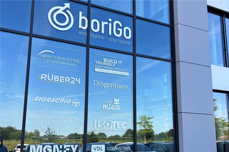 Die Fassade des „boriGo“ an der Weseler Straße: Die Anzahl der Firmenlogos spiegelt allerdings nicht die tatsächliche Auslastung wider.
