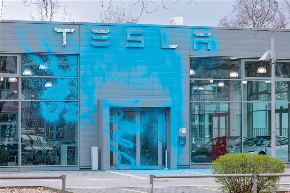Die Fassade rund um den Eingangsbereich eines Berliner Tesla-Autohauses ist nun blau.Carsten Koall/dpa