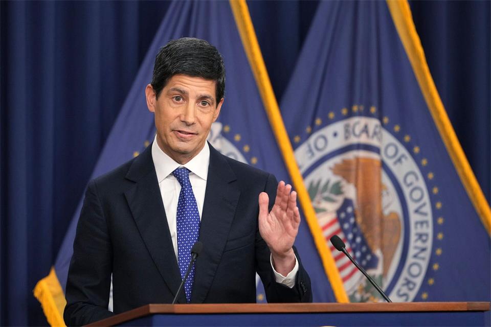 Die Federal Reserve hat erstmals seit Juli 2023 wieder den Leitzins angehoben.Mark Schiefelbein/AP/dpa
