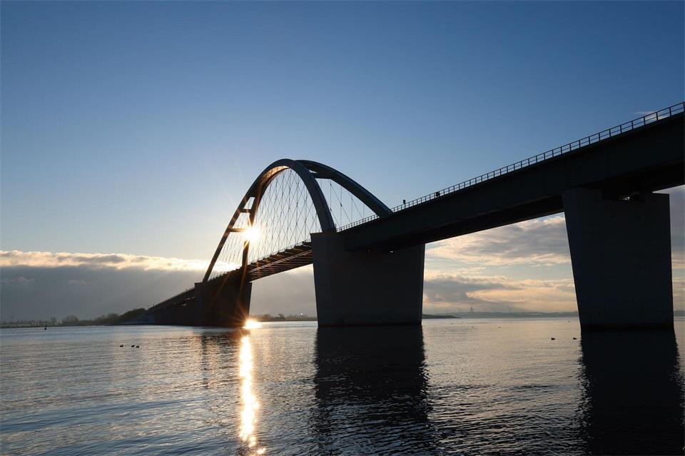 Die Fehmarnsundbrücke wird voraussichtlich noch bis 2030 saniert. (Archivbild)Christian Charisius/dpa