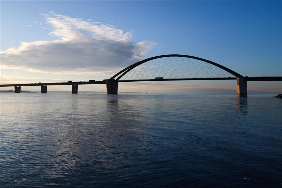 Die Fehmarnsundbrücke wird wegen einer Überprüfung der Brückenunterseite in zwei Nächten für jeweils einige Stunden halbseitig gesperrt. (Archivbild)Christian Charisius/dpa