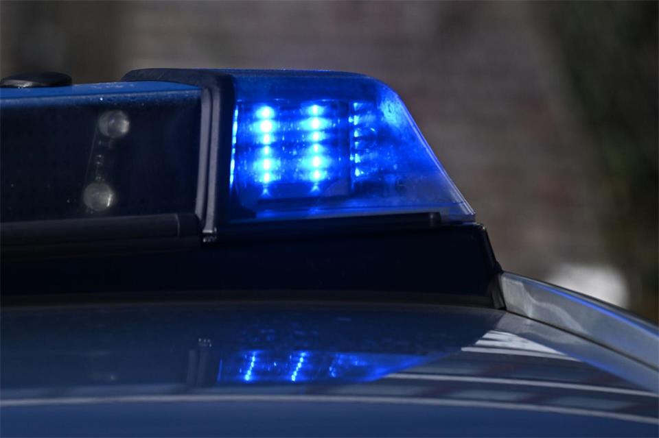 Die Feier wurde von der Polizei beendet. (Symbolbild)Bernd Weißbrod/dpa