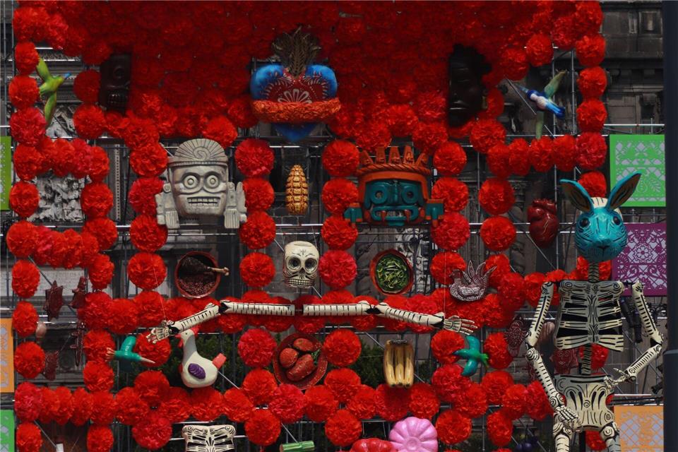 Tag der Toten in Mexiko: Fest am Grab und auf den Straßen Die Feierlichkeiten zum Tag der Toten werden immer größer. Tausende von Touristen kommen zu dieser Jahreszeit nach Mexiko.Carlos Santiago/eyepix via ZUMA Press Wire/dpa