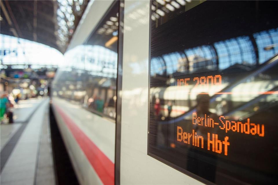 Die Fernzüge der Deutschen Bahn halten ab Februar seltener am Berliner Bahnhof Spandau. (Archivbild)Gregor Fischer/dpa