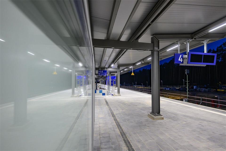 Die Fertigstellung des zweiten Bahngleises an der Station Fangschleuse nahe dem Tesla-Werk war Anfang der Woche vorgesehen.Patrick Pleul/dpa