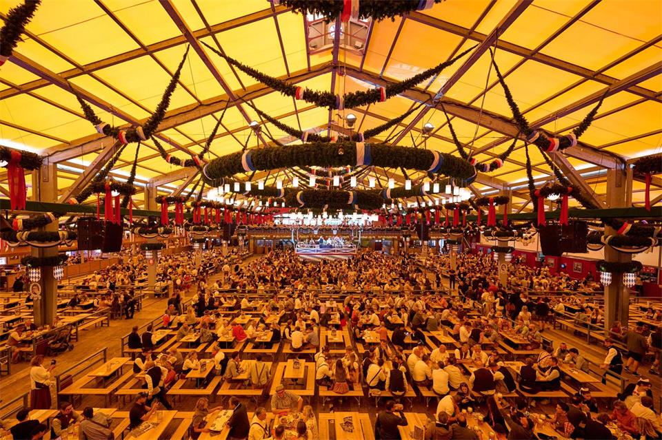 Die Festhalle Schottenhamel auf dem Münchner Oktoberfest. (Archivbild)Sven Hoppe/dpa