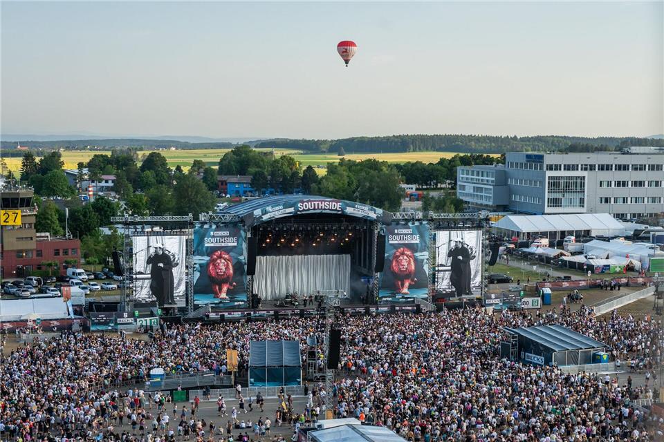 Die Festivalfans ließen sich vom Regen nicht abhalten. Silas Stein/dpa