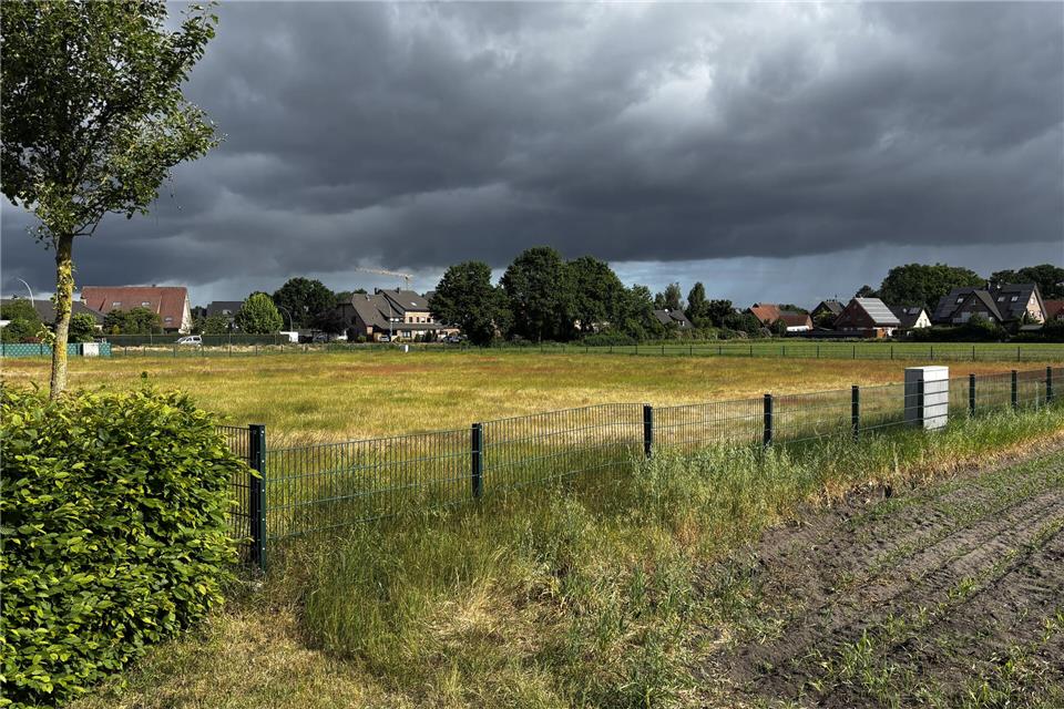 Die Festwiese wurde bislang vom Schützenverein genutzt. Nun entsteht hier ein Netto-Markt.