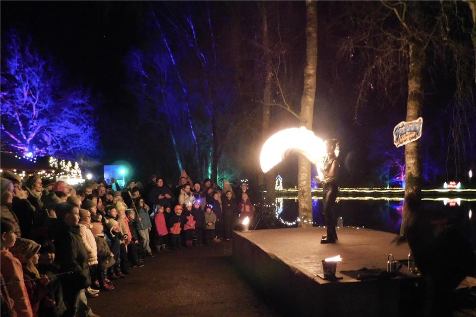 Die Feuershow lockte viele Besucher an.