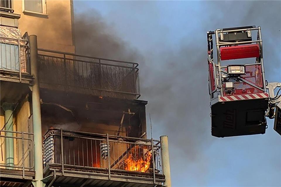 Die Feuerwehr Dresden löscht einen Brand im vierten Stock eines Wohnhauses in der Stauffenbergallee.-/Feuerwehr Dresden/dpa